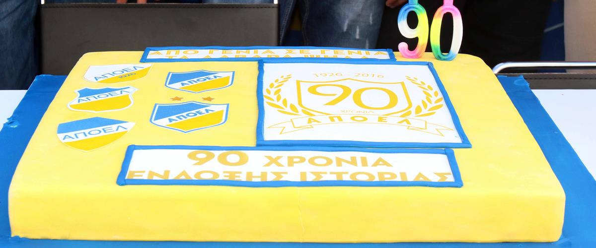 Η ασπίδα που απεικονίζεται στο έμβλημα του ΑΠΟΕΛ έχει σήμερα ως χρώματα το μπλε και το κίτρινο, όμως στο πρώτο σήμα της ομάδας τα χρώματά της ήταν άσπρο και κίτρινο. Στην πορεία το άσπρο αντικαταστάθηκε με το μπλε.  
