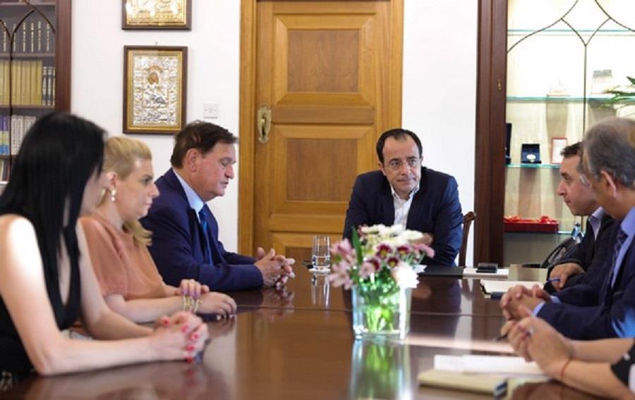 επ