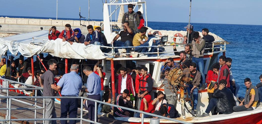 ΠΛΟΙΑΡΙΟ ΜΕ ΜΕΤΑΝΑΣΤΕΣ ΕΝΤΟΠΙΣΤΗΚΕ ΚΑΙ  ΟΔΗΓΗΘΗΚΕ ΣΤΟ ΛΙΜΑΝΑΚΙ ΛΑΤΣΙΟΥ