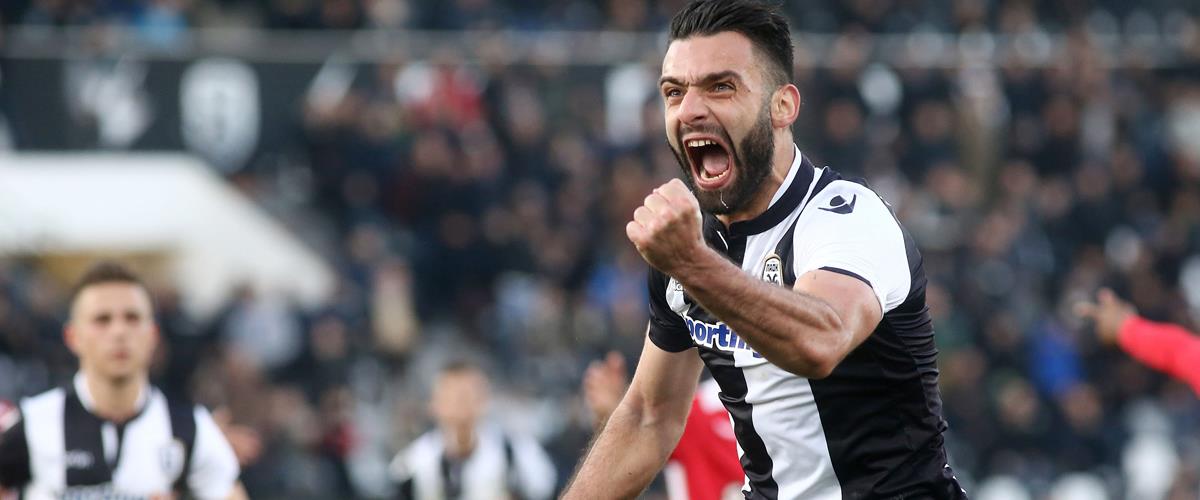 Ο εμπρησμός στο αυτοκίνητο του και οι καβγάδες με Μανιάτη και Μάντζιο. Ο Τζαβέλλας είναι κλασική περίπτωση παίκτη που αν τον έχουμε στην ομάδα μας τον αποθεώνουμε για το πάθος του, αν είναι απέναντι τον αποδοκιμάζουμε για τη συμπεριφορά του